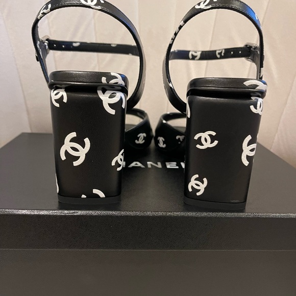 BRAND NEW Chanel 22s Crazy Logo Heels - black and white size 38 - Picture 6 of 10